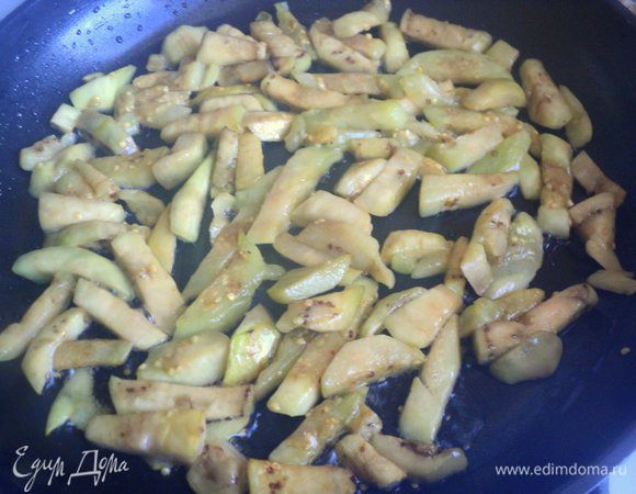 Обжарить баклажаны на растительном масле и отложить на бумажное полотенце.