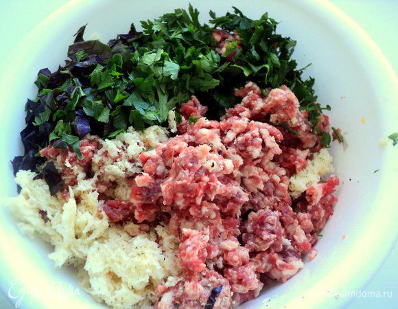 Хлеб размочить, отжать, добавить к фаршу. Зелень мелко порубить соединить с фаршем, вбить яйцо, посолить, поперчить. 