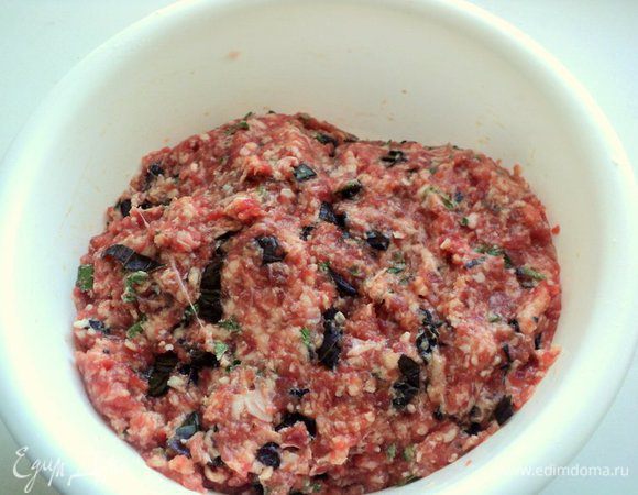 Хорошенько вымешать фарш. 