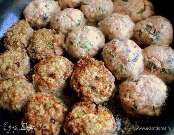 Налепить тефтелек диаметром 3 см. Тефтели панировать мукой и обжарить их на сковороде до корочки.