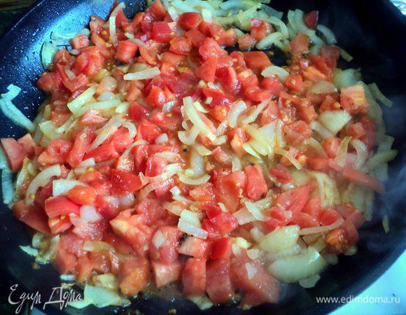 Приготовить соус для заливки: лук мелко порезать и пассировать на растительном масле 2-32 минуты. Затем добавить мелко нарезанные помидоры, с которых предварительно снять шкурку.