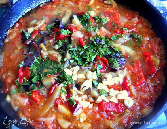 Затем добавить перец и баклажаны, потушить 5 мин, добавить томатный сок, продолжать тушить ещё 5 минут, посолить, добавить специи, сахар, зелень, чеснок, через минуту снять.