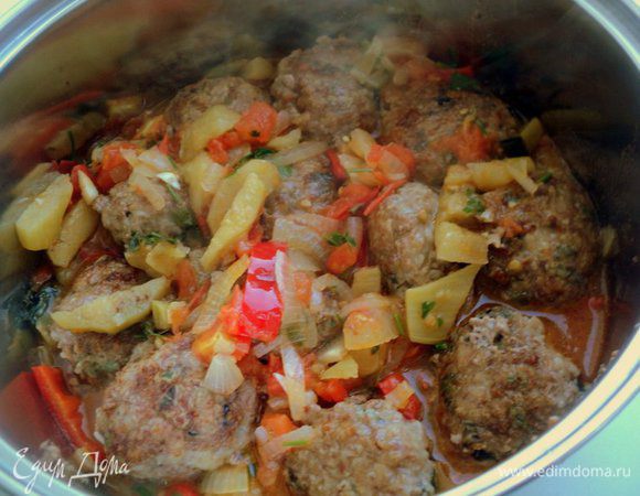 В глубокой сотейник на дно уложить слой соуса, затем тефтели.