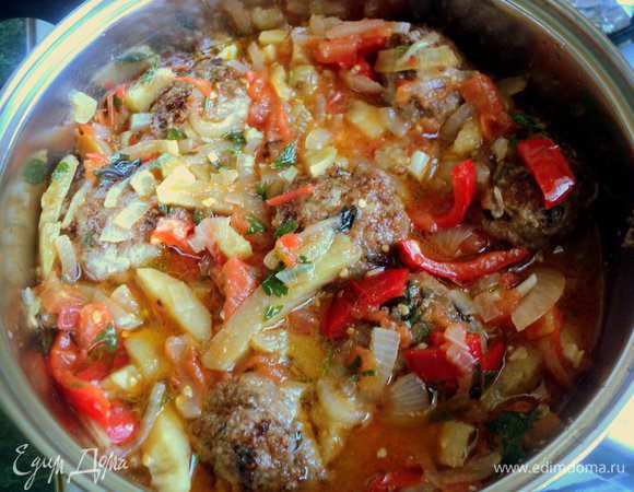 Залить соусом, довести до кипения, накрыть крышкой и тушить на малом огне 15 минут.