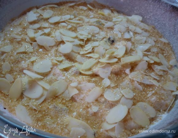 Выкладываем массу в форму, разравниваем, посыпаем миндальными лепестками и коричневым сахаром, отправляем в духовку на час при температуре 150 градусов.  Тут главное лучше передержать минут 10, чем недопечь. Проверим серединку. Она должна быть плотной, пружинящей.