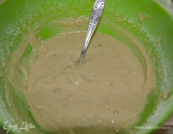 Сахар взбиваем с яйцами, добавляем растопленный маргарин и сметану. Смешиваем муку с разрыхлителем и добавляем в тесто. Бананы разминаем вилкой и добавляем в тесто.