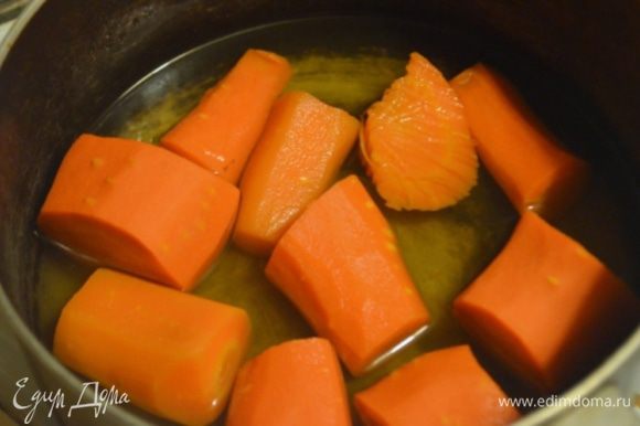Морковь помыть, почистить и сварить до мягкости.
