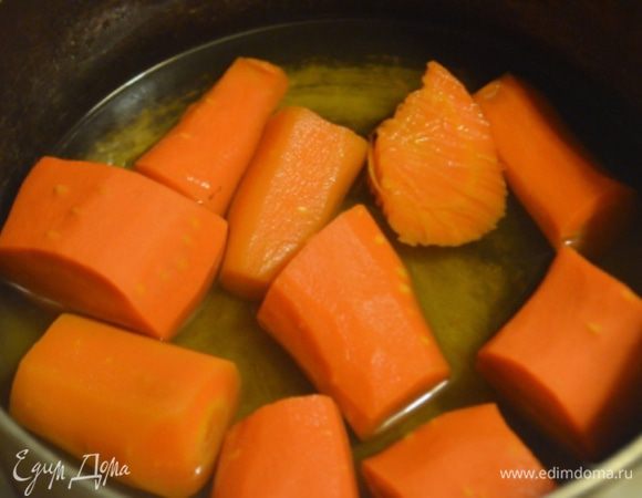 Морковь помыть, почистить и сварить до мягкости.
