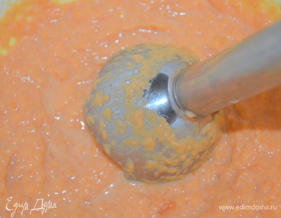 Готовую морковь смять в пюре.