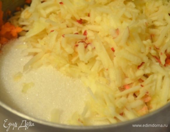 Добавить сахар и яблоки, натертые на крупной терке.