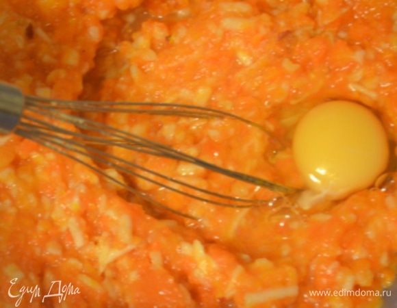 Все размешать, по одному вводим яйца и взбиваем при этом не переставая.