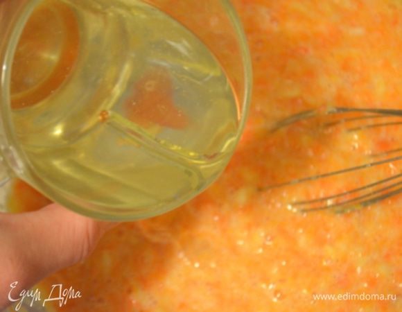 Влить растительное масло, перемешать.