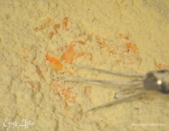 Просеять муку с разрыхлителем и аккуратно перемешать как следует.