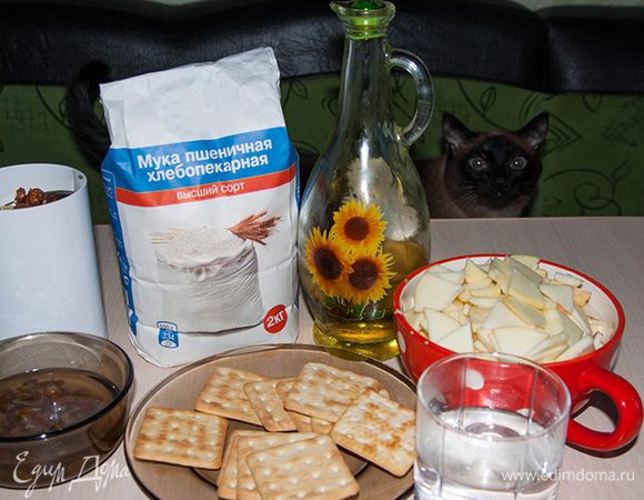 Подготовить все ингредиенты. Изюм замочить в горячей воде. Крекер измельчить в блендере. Так же измельчить орехи (миндаль и грецкий). Яблоки порезать тонкими пластиками (я разрезало яблоко на 8 частей и резала пластами поперек).