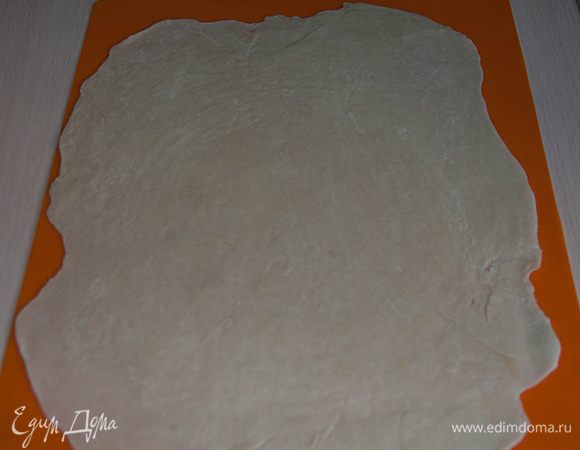 Заводим тесто. В муку добавляем соль, подсолнечное масло и часть воды. Замешиваем тесто и постепенно добавляем оставшуюся воду. Тесто может взять и меньшее количество воды.
Раскатываем получившееся тесто на силиконовый коврик или полотенце присыпанное мукой (чтобы легко было свернуть в рулет).