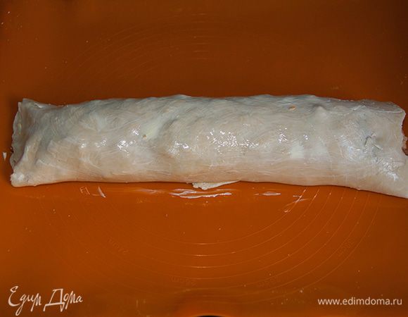 Скручиваем в рулет.
Смазываем 1/3 сливочного масла. и ставим в разогретую до 180 град. духовку. Выпекать 20 минут.
По истечение 20 минут, достаем рулет и еще раз смазываем сливочным маслом. Ставим в духовку на 5 минут.