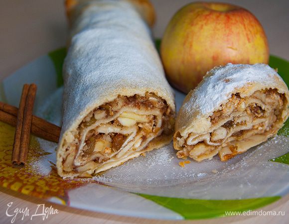 Готовый рулет посыпаем сахарной пудрой. Можно подавать с медовым или ванильным соусом.