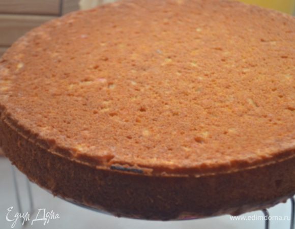 Готовый пирог остудить на решетке.