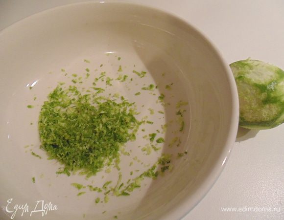 Приготовить цедру, сам лайм нам не пригодится для рецепта. Мяту (8 листочков) мелко порезать.