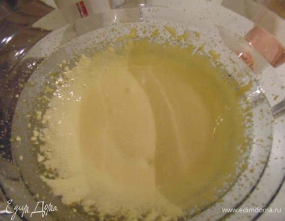 Отделить белки от желтков. Желтки растереть с сахаром добела. Добавить ром, мяту, цедру и маскарпоне, перемешать.