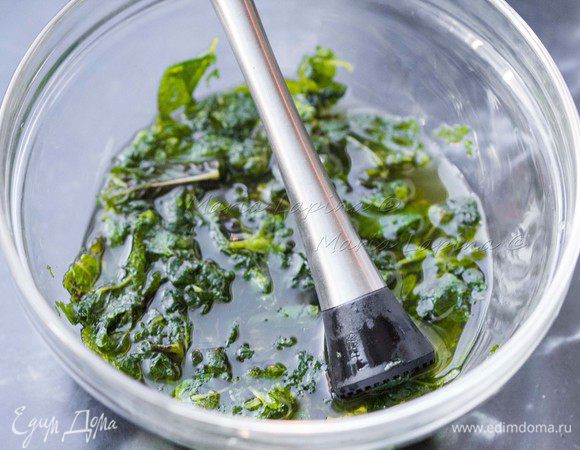 Листики мяты кладем в миску и заливаем горячей водой, не кипятком. Оставляем на 10-15 минут настояться. Затем мнем их пестиком или ложкой, добывая нектар из листьев мяты. Вода начнет приобретать золотисто-зеленый оттенок.