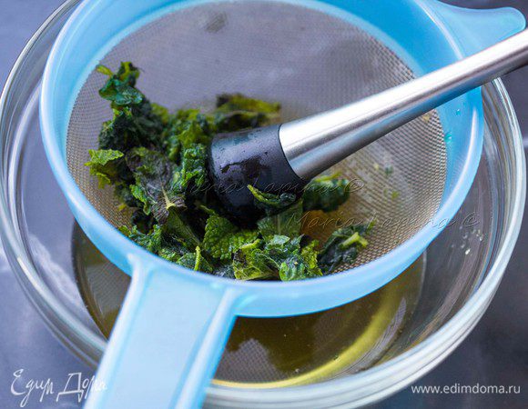 Процеживаем через сито получившийся сок. Мятный жмых выкидываем.