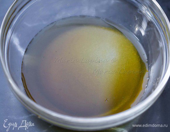 К соку добавляем сахар. Я использовала фруктовый сахар, его требуется в два раза меньше, т.е. 100 г