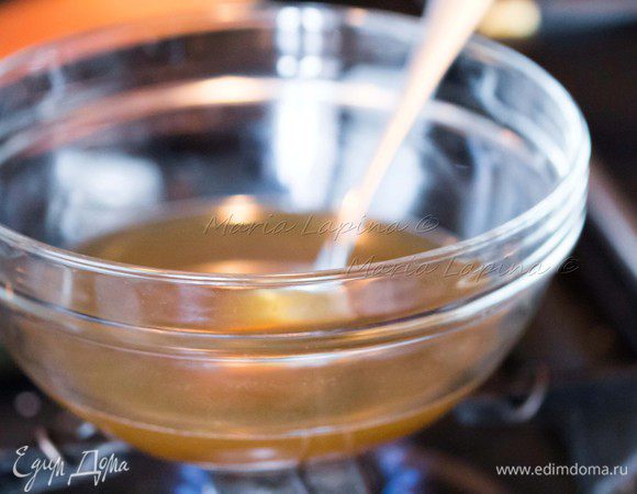 Ставим сироп на средний огонь и варим 10-15 минут, помешивая. В итоге должна получиться тягучая жидкость золотистого цвета. Отставляем сироп в сторону и даем ему полностью остыть. Он станет ещё более тягучим, похожим на жидкий мед. 