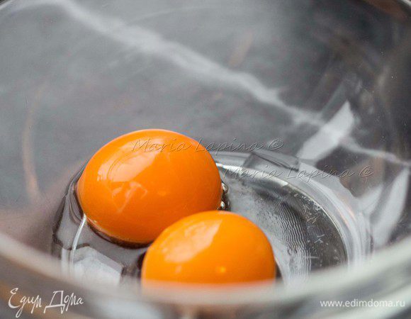 Когда сироп остынет, можно приступить к приготовлению тирамису. Желтки отделяем от белков.