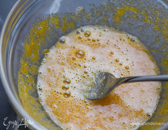 К желткам добавляем мятный сироп и взбиваем немножко с помощью вилки или венчика.