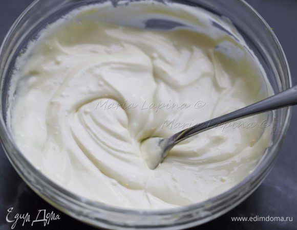 Маскарпоне добавляем к желткам с сиропом. Смешиваем до однородного состояния. Я это делала вилкой, можно использовать венчик или миксер. 