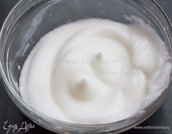 В отдельной миске взбиваем белки до густой пены.
