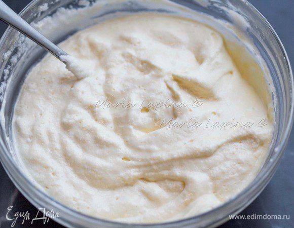 Аккуратно вводим белки к желткам с маскарпоне и сиропом, поворачивая миску вмешиваем их до получения однородного воздушного крема.