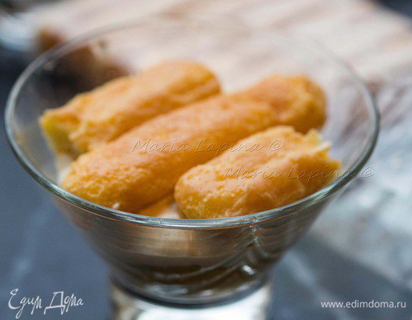 В формочку, креманку или просто стакан выкладываем размокшее печенье в один слой. Далее кладем крем и снова ряд печенья. И так до конца вашей формы или стакана.