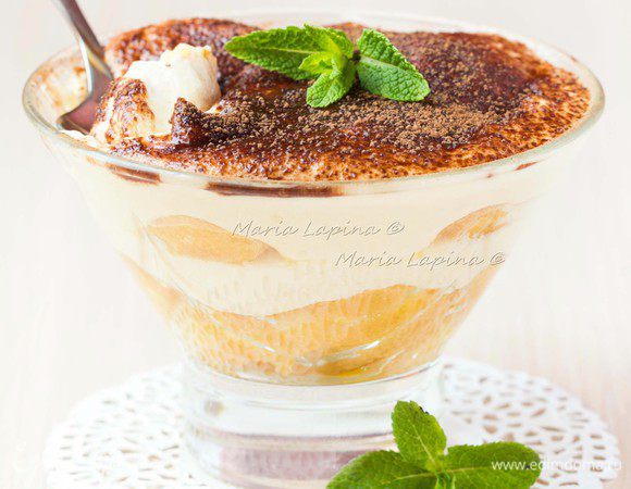 Завершающим должен быть слой из крема. Его присыпаем какао и украшаем листиками мяты. Приятного аппетита!