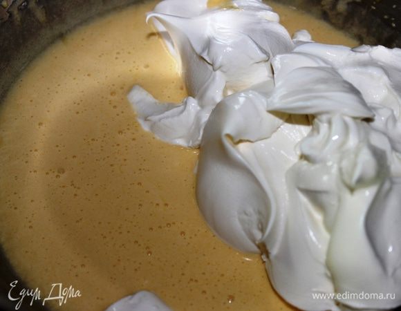 Добавить сыр маскарпоне и снова взбить.