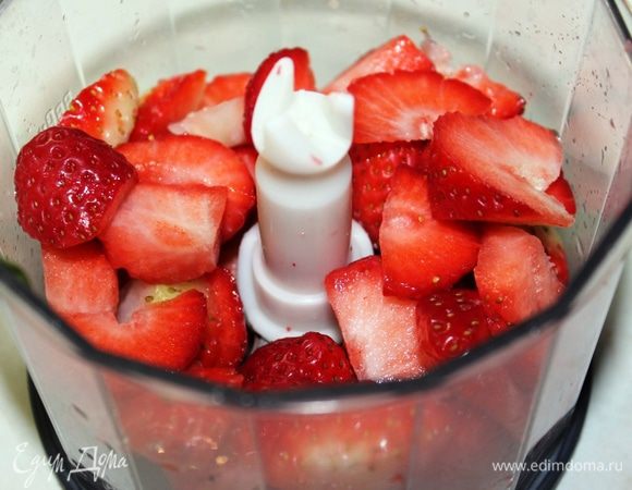 Клубнику измельчить в блендере в пюре.