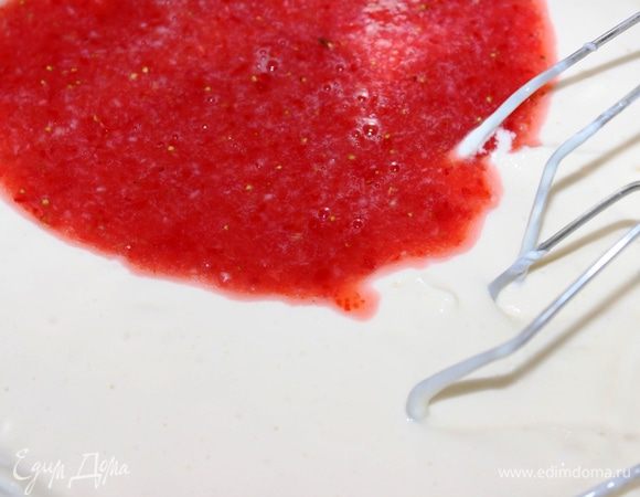 3/4 части полученного клубничного пюре добавить в крем, а остальную часть (1/4) пока поставить в холодильник (пригодится при сборке торта).