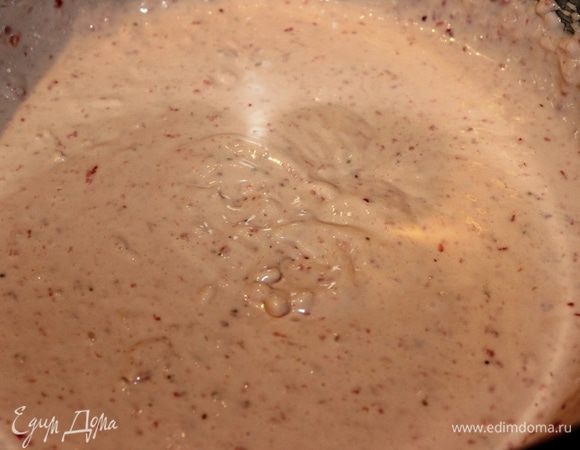 Крем перемешать... он получается розовым и очень ароматным....убрать в холодильник.