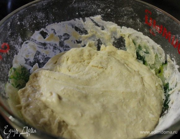 В глубокую миску кладем соль и сахар, затем наливаем ледяную минеральную воду и хорошо все размешиваем венчиком, пока соль и сахар не растворятся. Постепенно добавляем просеянную муку, как только тесто станет похоже на блинное, добавляем масло. Хорошо перемешиваем, и добавляем оставшуюся муку. (муки может уйти больше или меньше). Как только тесто перестанет липнуть к рукам, оставляем его в миске отдохнуть на 30 минут.