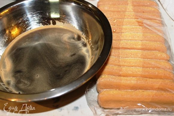Сварить свежий крепкий кофе, подсластить его и вылить в широкую миску. Подготовить печенье.
