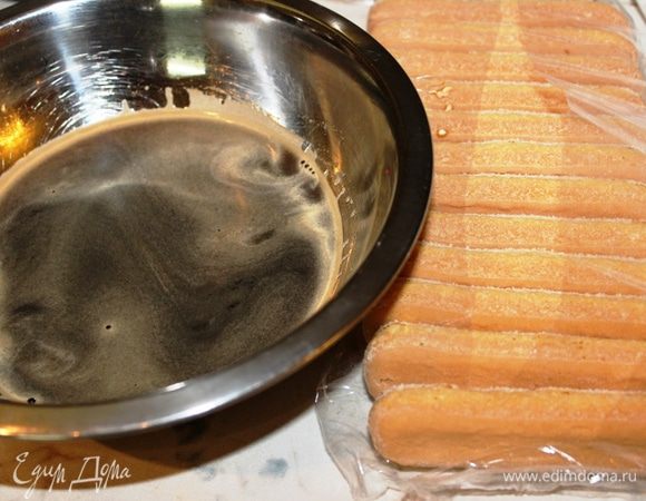 Сварить свежий крепкий кофе, подсластить его и вылить в широкую миску. Подготовить печенье.