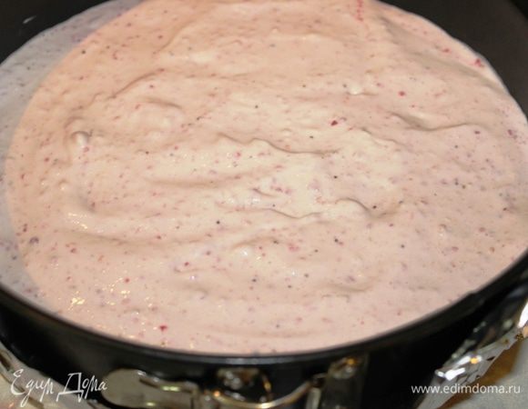 Выложить половину крема и разровнять.