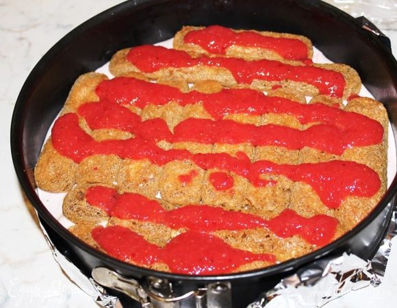 Разложить второй слой смоченного в кофе печенья (перпендикулярно первому слою), нанести остаток пюре из клубники.