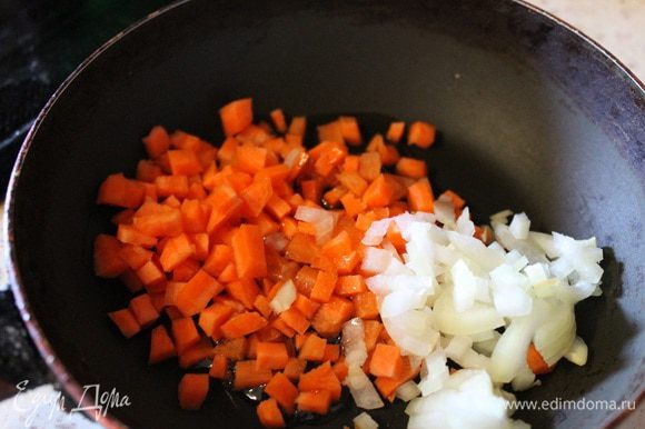 Лук и морковь порезать мелким кубиком и обжарить до золотистого цвета.