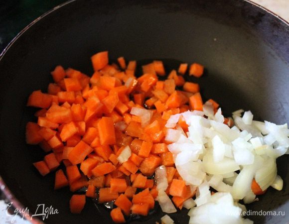 Лук и морковь порезать мелким кубиком и обжарить до золотистого цвета.