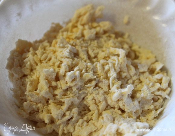 Теперь опускаем наши пальчики в яйцо, а потом в муку и перетираем между пальцев или ладоней. Получаются такие мини галушечки ленточки, как крупная крошка. Если тесто в процессе липнет к рукам добавляйте еще муки.