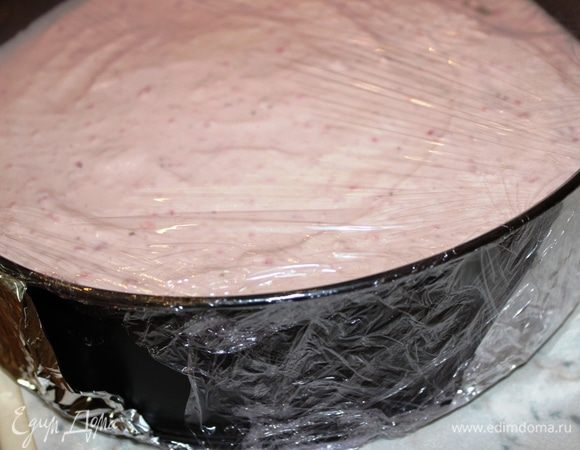 Выложить сверху остаток крема, разровнять его. Накрыть форму пленкой и поставить в холодильник часа на 2.