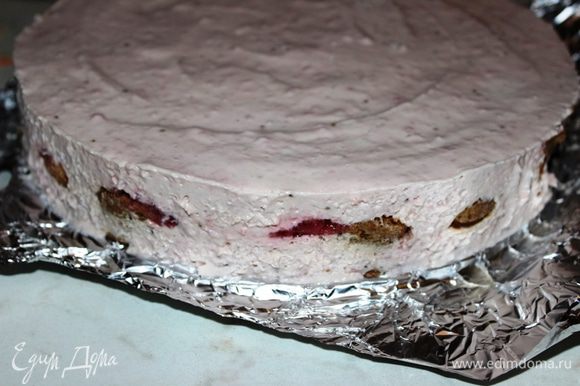 Когда торт хорошо охладится, крем загустеет можно снять бортики формы. Торт хорошо держит форму.