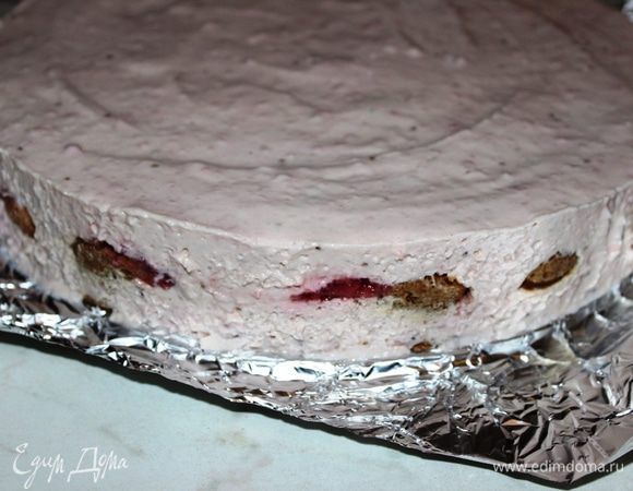 Когда торт хорошо охладится, крем загустеет можно снять бортики формы. Торт хорошо держит форму. 